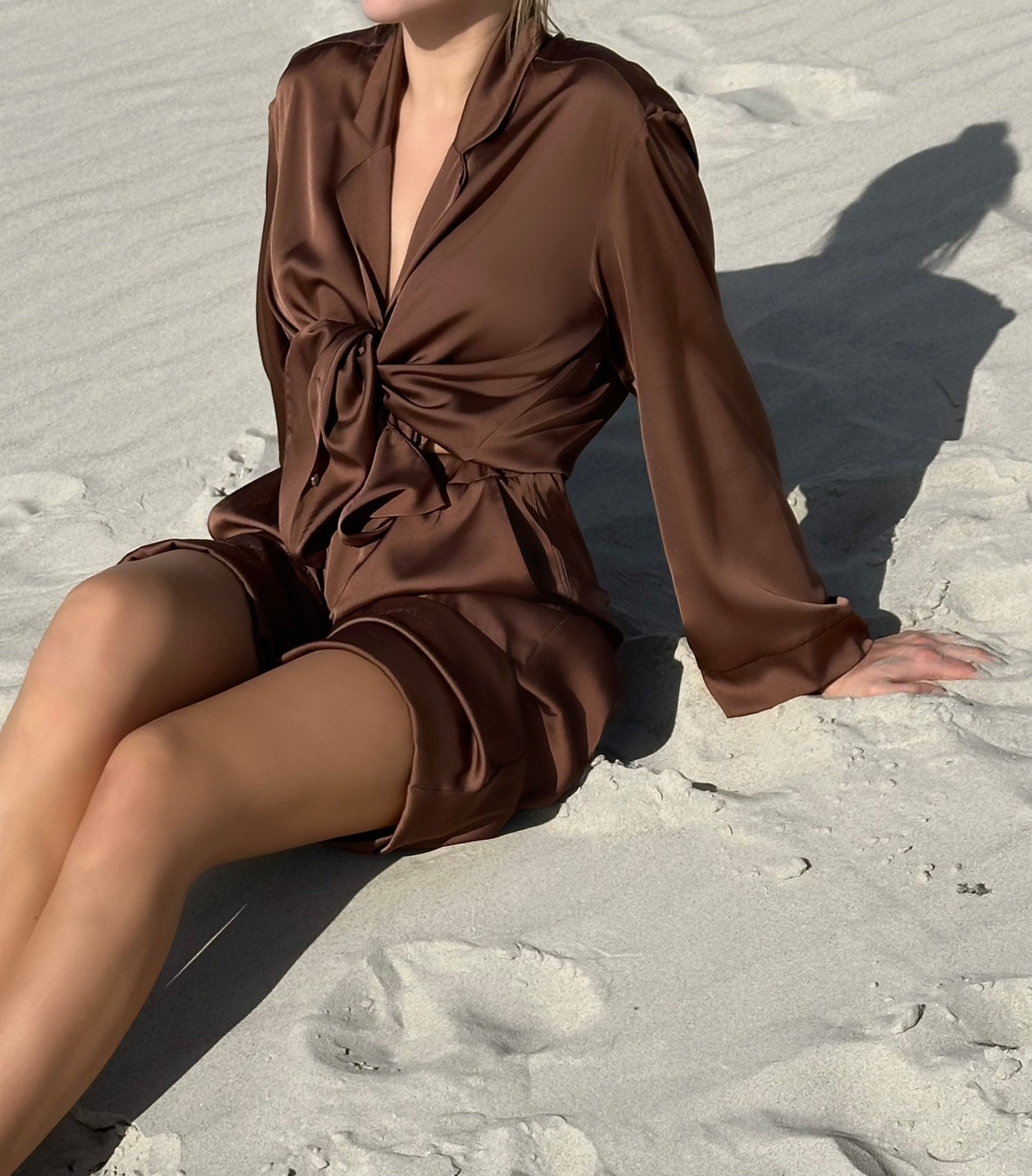 Šilkinis kostiumėlis su šortais