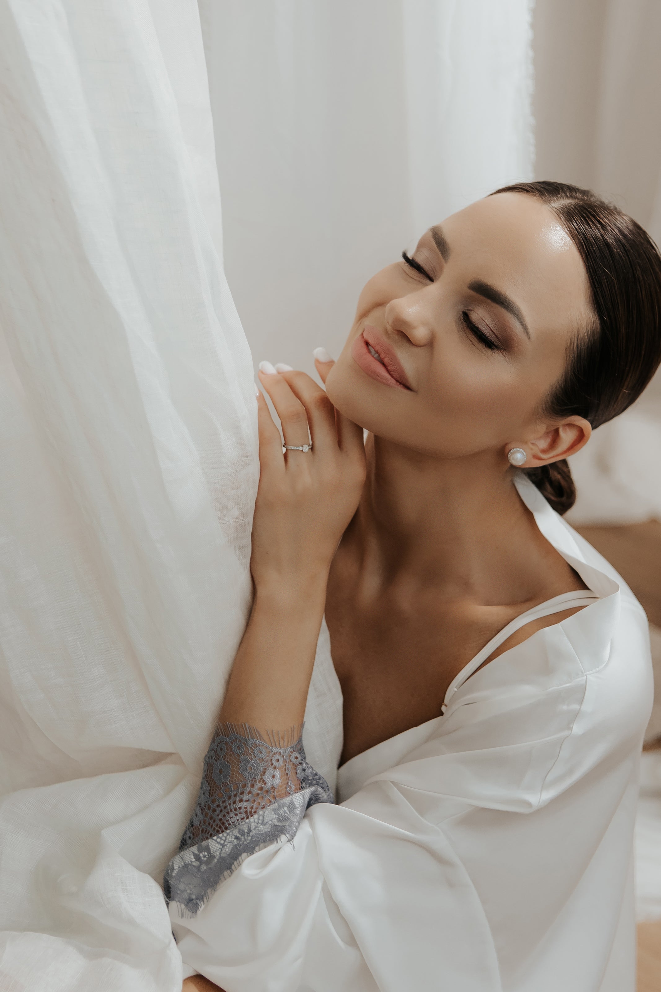 PREMIUM Balti naktiniai ir chalatas su nėriniais