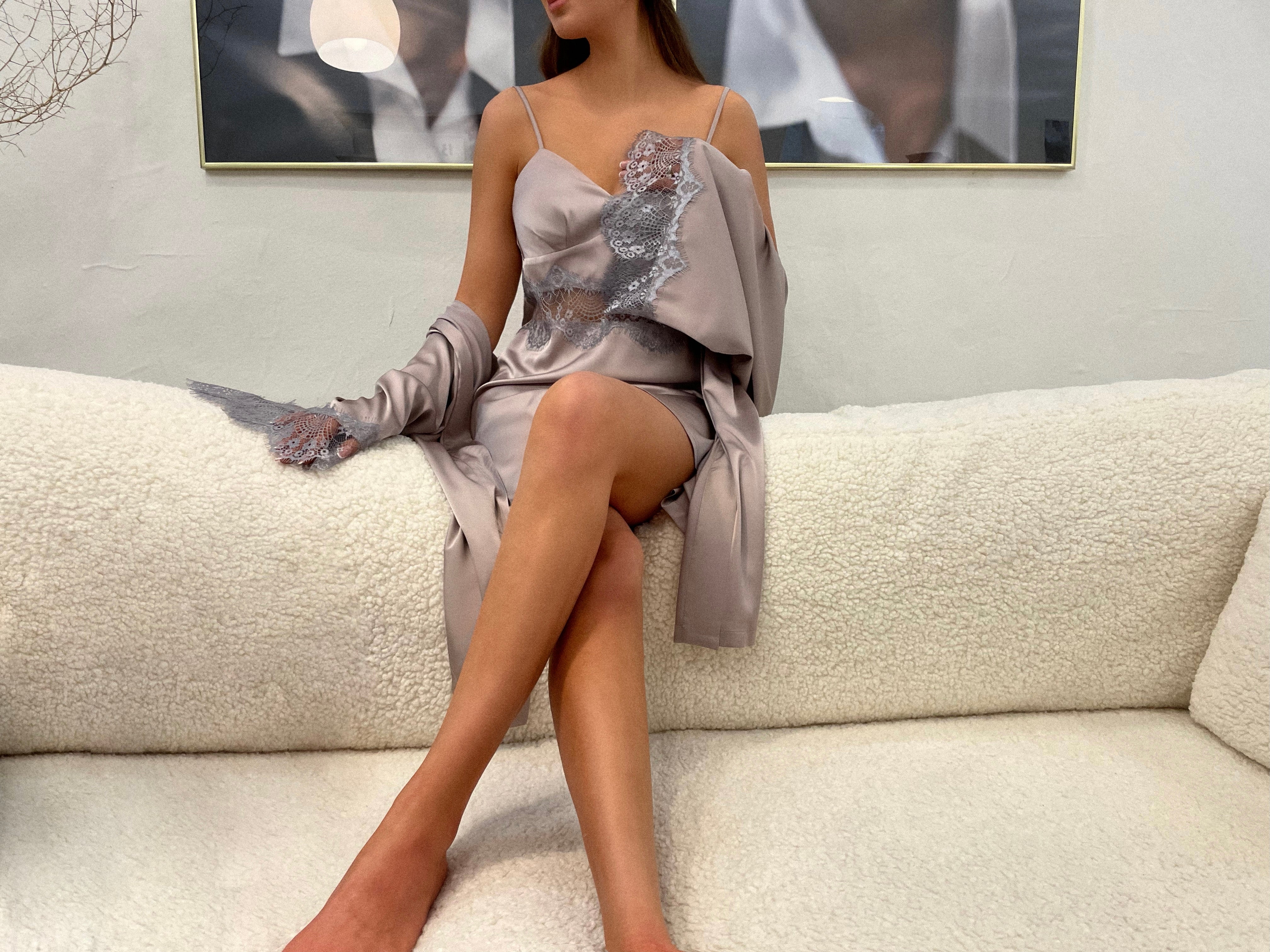 Naktinių ir chalato komplektas su nėriniais