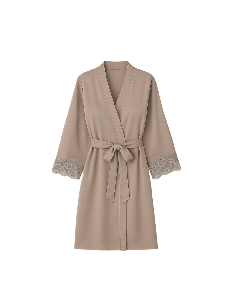 Chalatas su nėriniais