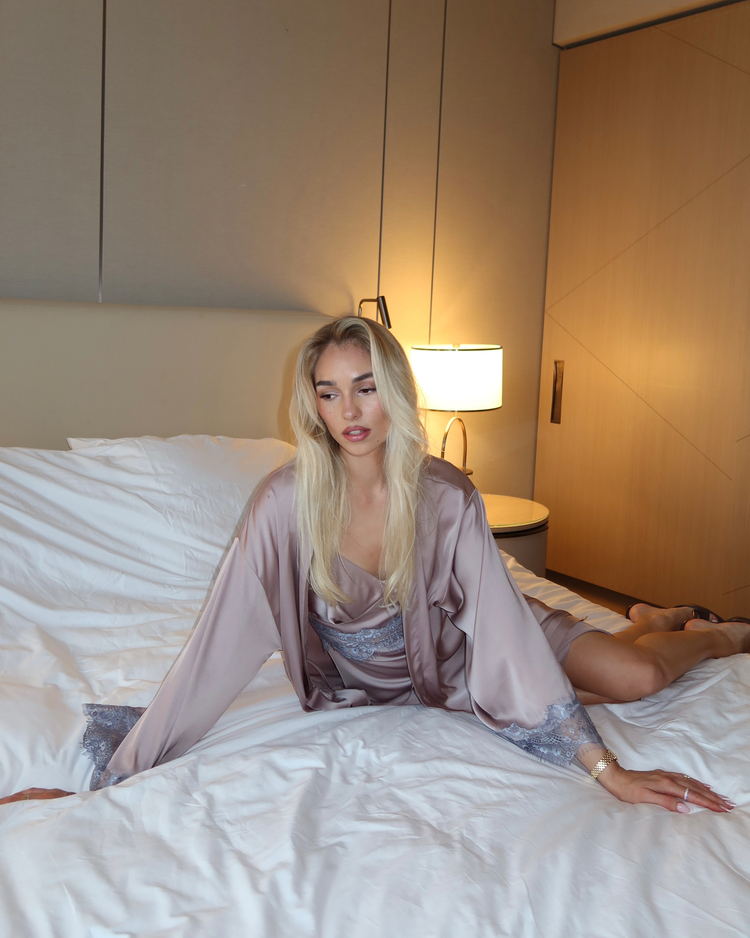 Naktinių ir chalato komplektas su nėriniais