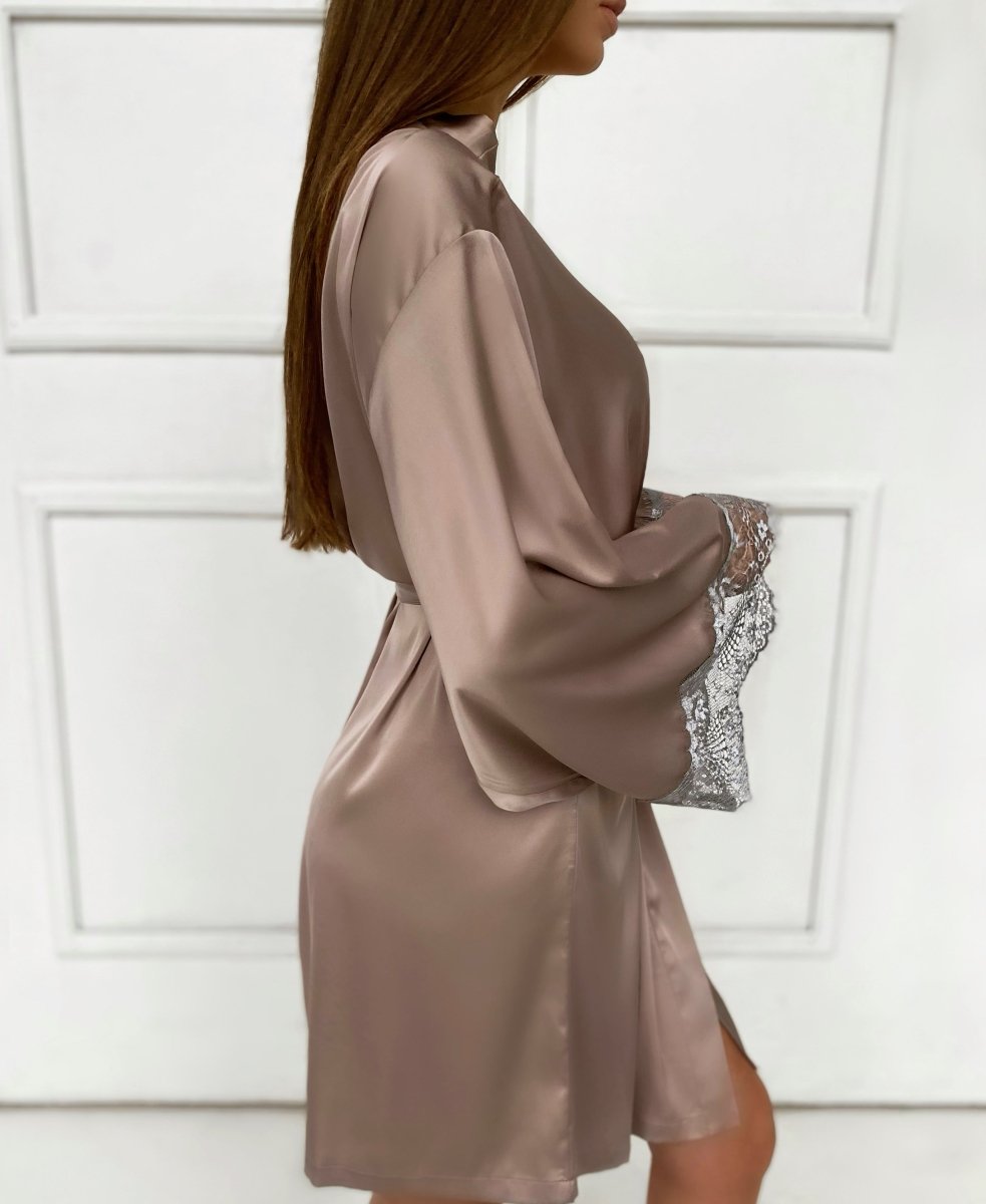 Pastelinis naktinių ir chalato komplektas su nėriniais - Chère Madam