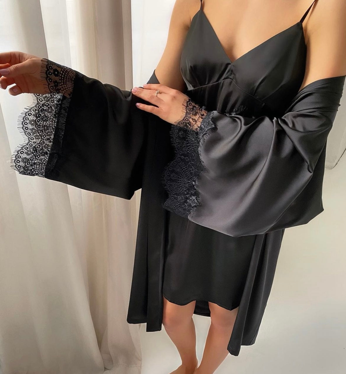 Naktinių ir chalato komplektas su nėriniais