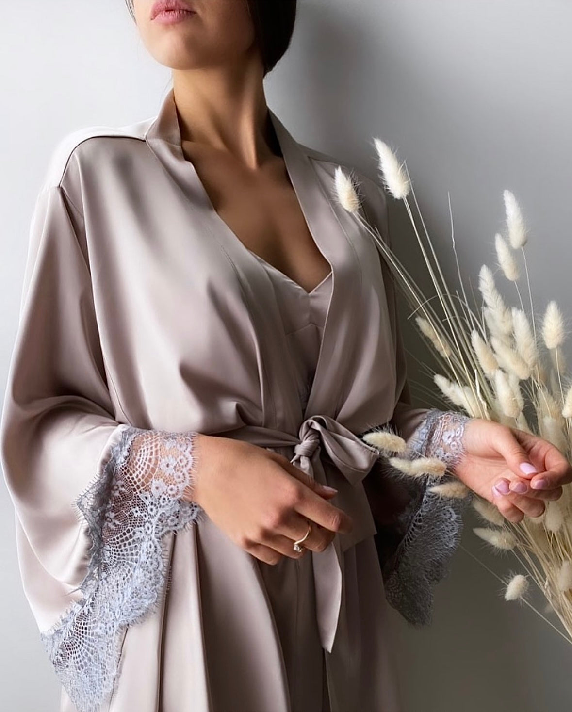 Chalatas su nėriniais